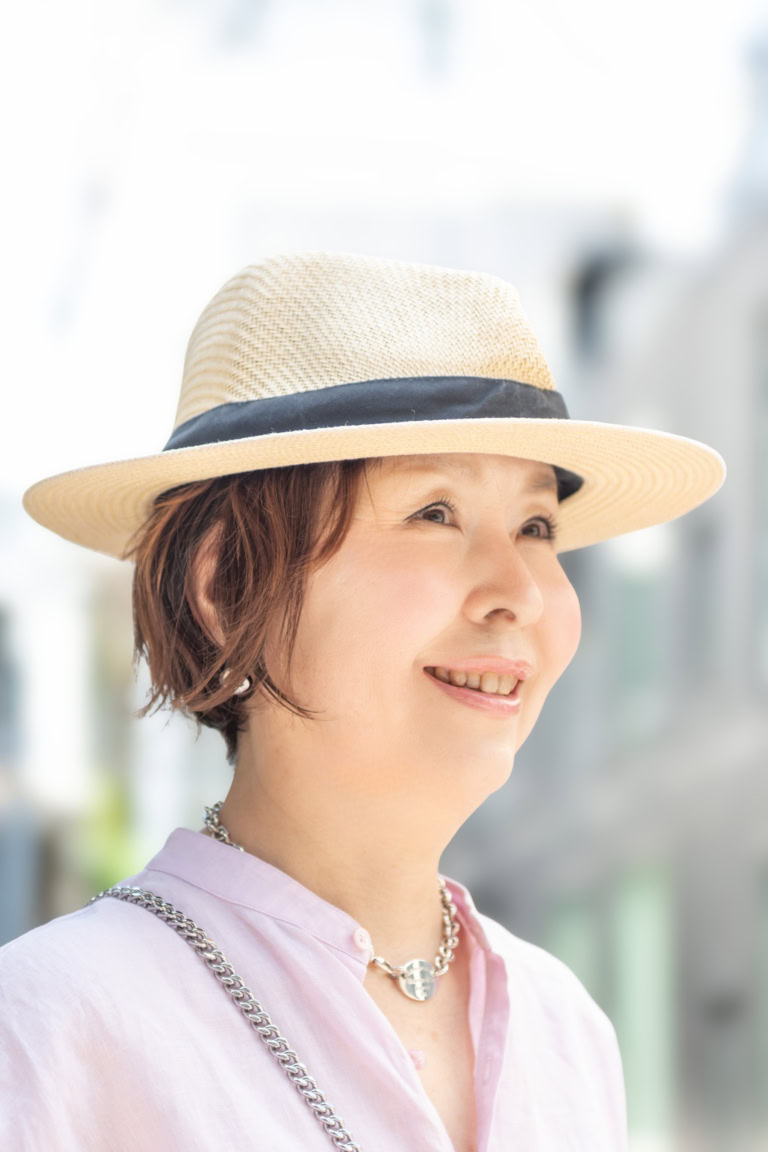 小柄・低身長を自然にカバー!帽子ひとつで「目線を上げる」縦長スタイルアップ術