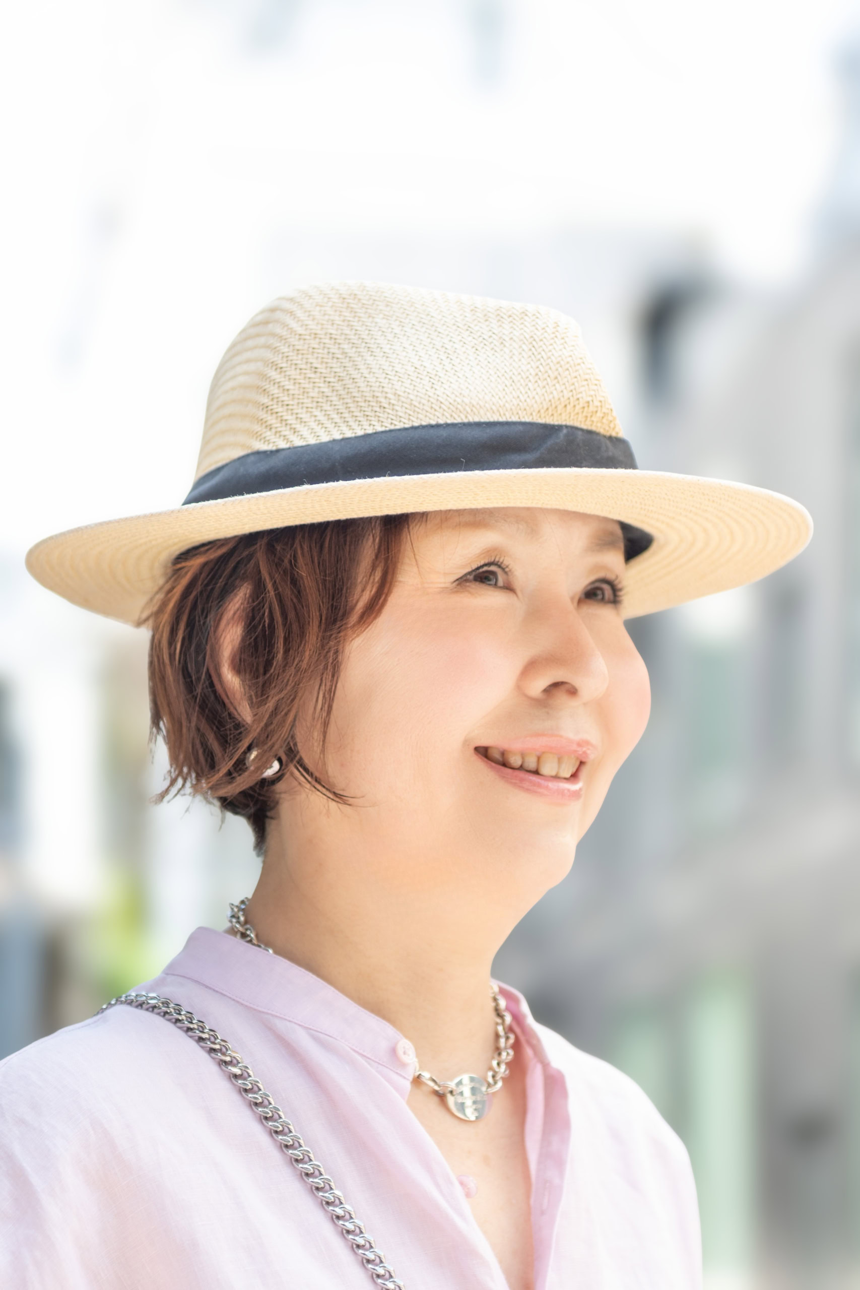小柄・低身長を自然にカバー!帽子ひとつで「目線を上げる」縦長スタイルアップ術