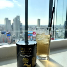 ジンジャエールと黒トリュフのポテトチップスを