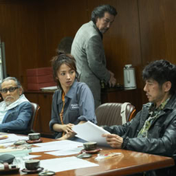 映画『時には懺悔を』より探偵事務所で調査報告会をする寺西（役所広司）、舟尾（片岡鶴太郎）、聡子（満島ひかり）、佐竹（西島秀俊）