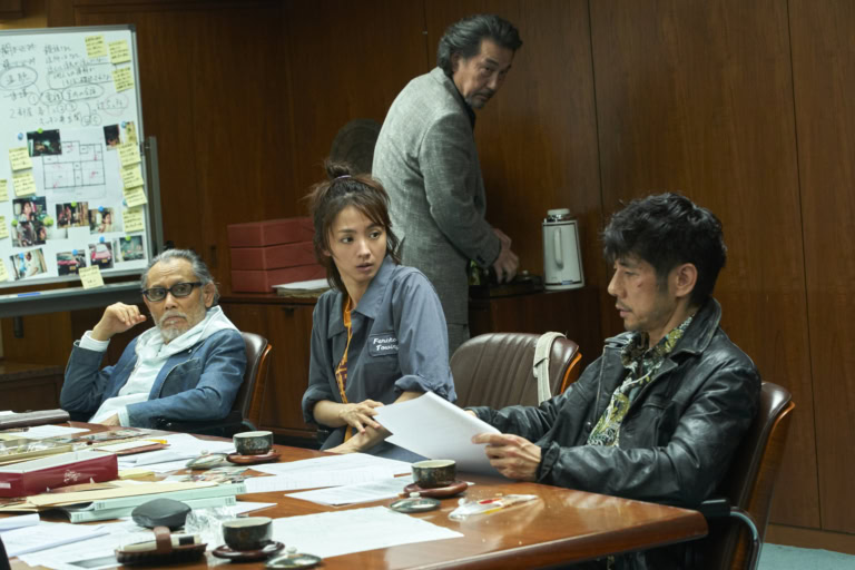 映画『時には懺悔を』より探偵事務所で調査報告会をする寺西(役所広司)、舟尾(片岡鶴太郎)、聡子(満島ひかり)、佐竹(西島秀俊)