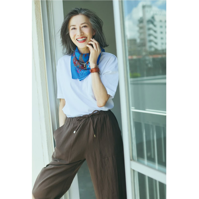 Tシャツ¥13,200/スローン(ザ ショップ スローン 神戸)、パンツ¥5,290、スカーフ¥3,590/ともにザラ(ザラ カスタマーサービス)、ネックレス¥19,800/シルコ(アッシュ・ペー・フランス)、ブレスレット¥31,900/シーエックスシー(アマン)