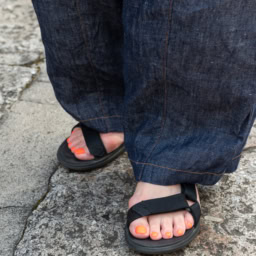「Teva（テバ）」の黒サンダルで抜け感をプラス