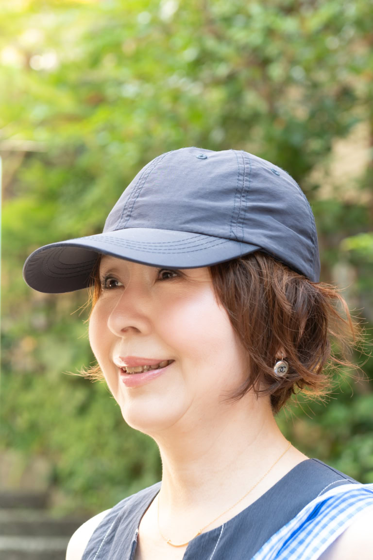 「視線UP&小顔効果」が叶うネイビーキャップ