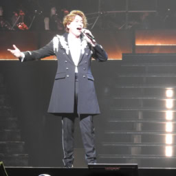 佐藤隆紀は「’O SOLE MIO」を披露。