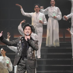 石丸幹二は、「オペラ座の怪人」より「マスカレード」を披露。