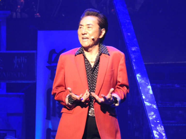 市村正親は「ミス・サイゴン」から、「アメリカン・ドリーム」を熱唱。