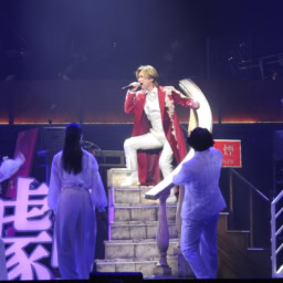 帝劇にあった階段の手すりにつかまり演じる堂本光一の「Endless SHOCK」。