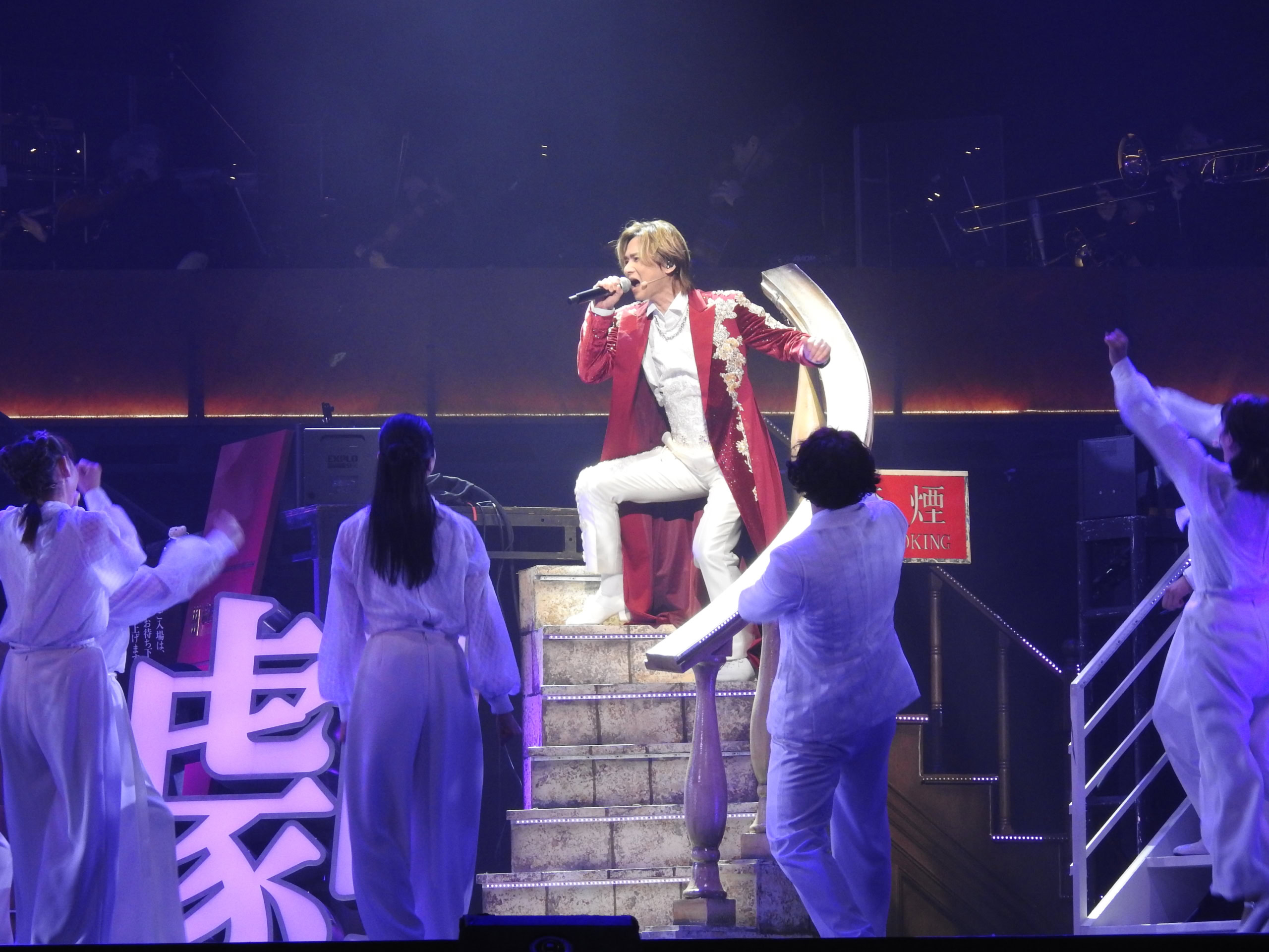 帝劇にあった階段の手すりにつかまり演じる堂本光一の「Endless SHOCK」。