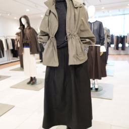 フーデッドブルゾン¥19,000(オフホワイト、グリーン、ブラックの3色展開)