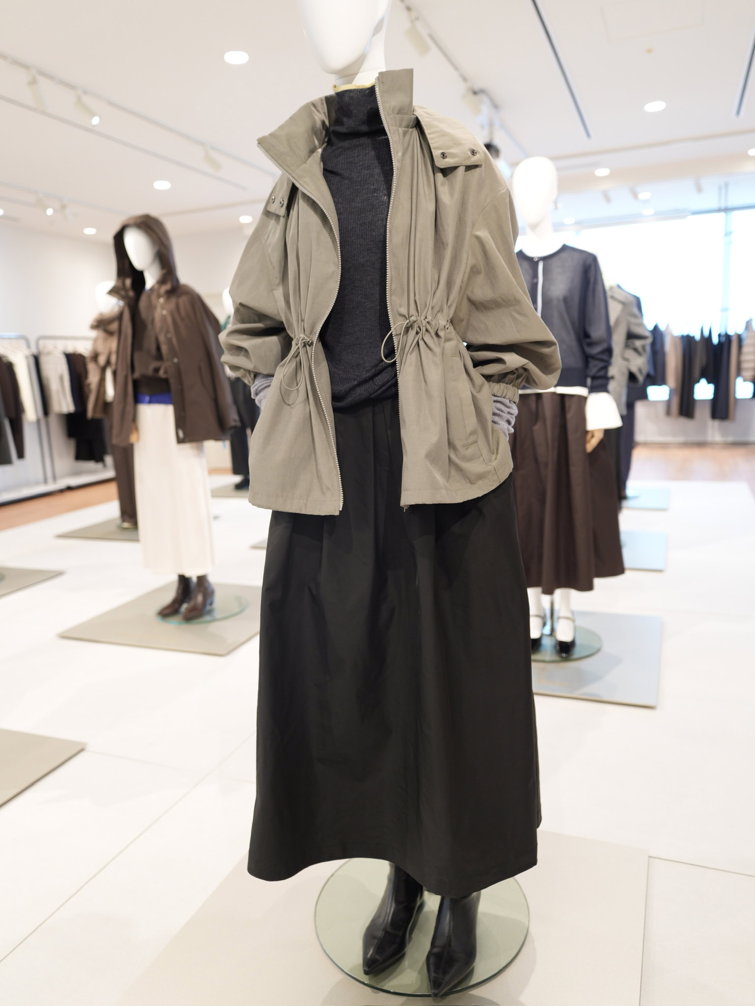 フーデッドブルゾン¥19,000(オフホワイト、グリーン、ブラックの3色展開)
