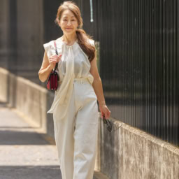 【第8位】【60代お手本スナップ】シアートップスにホワイトデニムを合わせた、夏にぴったりの白のワントーンコーデ