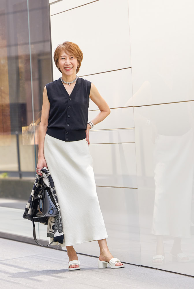 【60代お手本スナップ〈東京〉】「ユニクロ」Vネックで首元・デコルテをきれいに見せる!60代からの涼しく映える「Vネック」攻略法