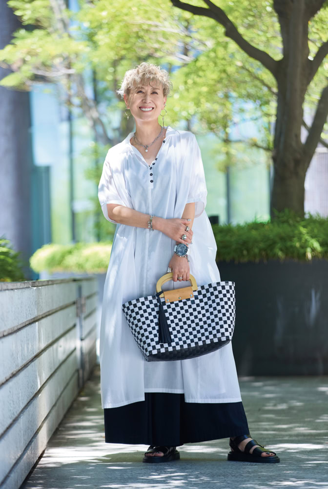 【60代お手本スナップ〈大阪〉】ふんわりシルエットの白コットンワンピの下にワイドパンツを合わせた、大人レイヤード