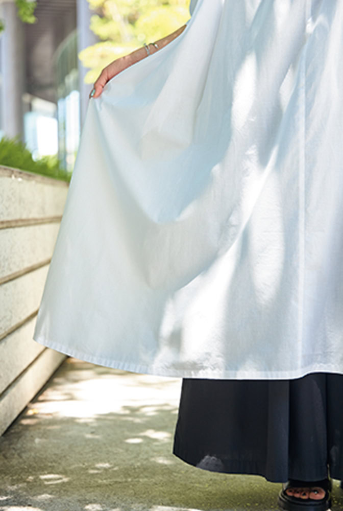 綿×麻素材で袖部分にもゆとりがあり、通気性がよく涼しい! 程よい自然なシワ感があって白でも肌なじみしやすいです。