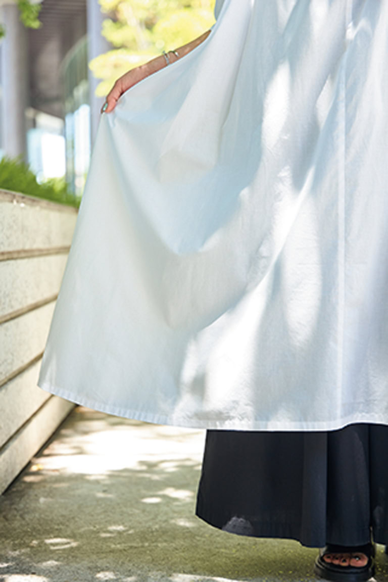 綿×麻素材で袖部分にもゆとりがあり、通気性がよく涼しい! 程よい自然なシワ感があって白でも肌なじみしやすいです。