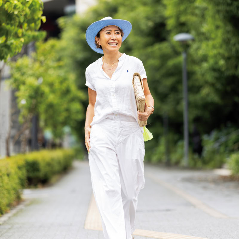【50代お手本スナップ＜東京＞】リネンシャツが爽やか！ハットで格上げした、夏の軽やかオールホワイト