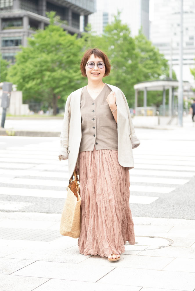 【60代お手本スナップ<東京>】フェミニンなスカートに、マニッシュなジレとリネンのジャケットを投入!穏やかカラーでヘルシーに
