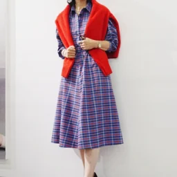 チェックフレアシャツワンピース/PF ブルー¥3,990※一部店舗のみ販売、パフィ―タッチニットクルーネックセーター/CL レッド¥2,990 ほかはすべて私物