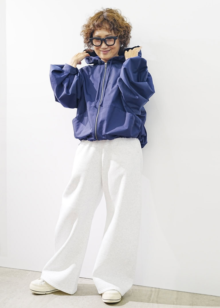 バルーンスリーブジップパーカ/MN ネイビー¥3,990、スウェット3Dバレルパンツ/UL ナチュラル¥2,990 ほかはすべて私物
