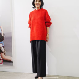 パフィ―タッチニットクルーネックセーター/CL レッド¥2,990、タックワイドパンツ／MN ブラック¥2,990 ほかはすべて私物