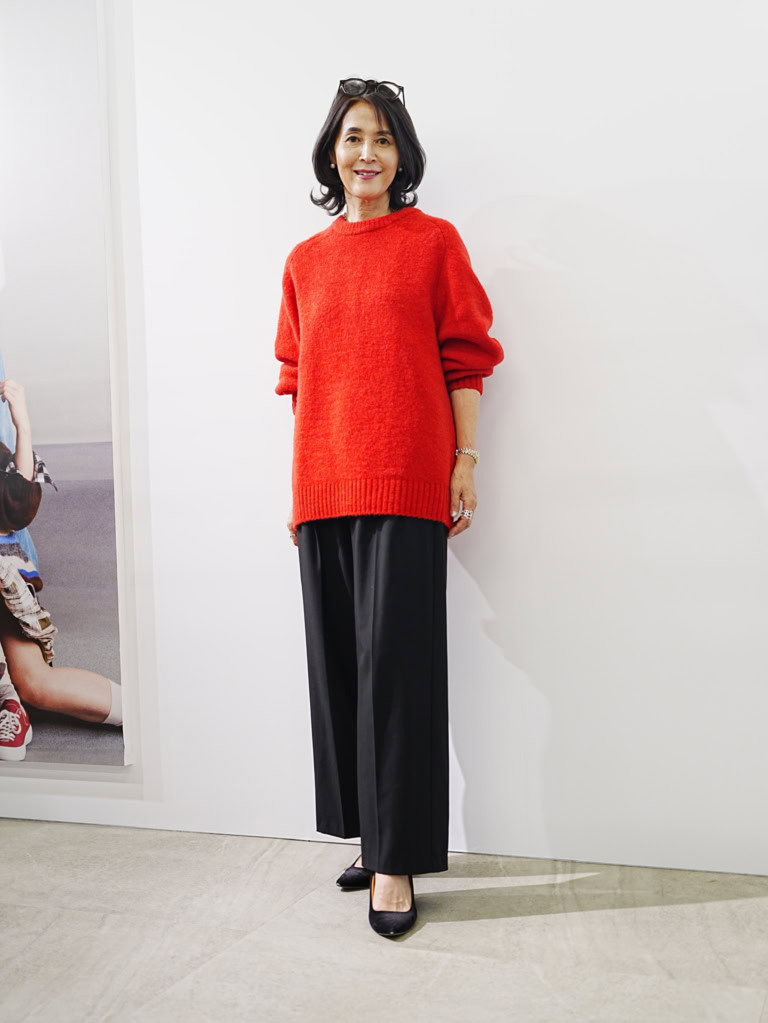 パフィ―タッチニットクルーネックセーター/CL レッド¥2,990、タックワイドパンツ/MN ブラック¥2,990 ほかはすべて私物