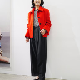 ショートコート /CL レッド¥5,990、ソフトシアーボーダークルーネックT/PF オフホワイト¥990、タックワイドパンツ／MN ブラック¥2,990　ほかはすべて私物