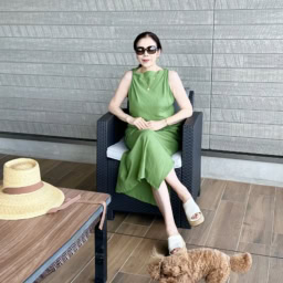 【グリーンのロングワンピースコーデ】ワンピース: ZARA、帽子: lack of color、サングラス: Gucci、サンダル: united arrows
