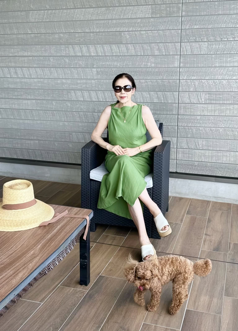 【グリーンのロングワンピースコーデ】ワンピース: ZARA、帽子: lack of color、サングラス: Gucci、サンダル: united arrows