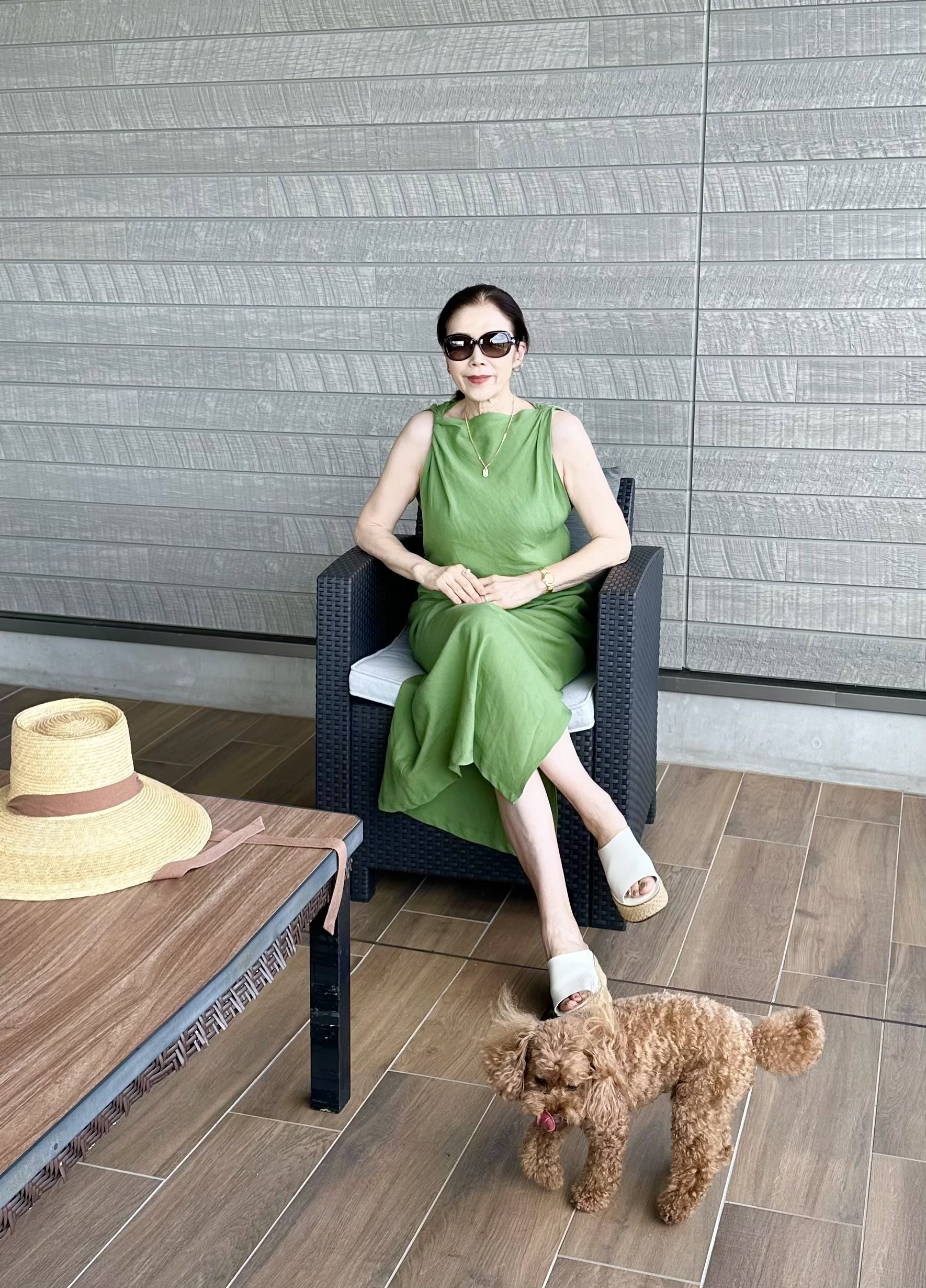 【グリーンのロングワンピースコーデ】ワンピース: ZARA、帽子: lack of color、サングラス: Gucci、サンダル: united arrows