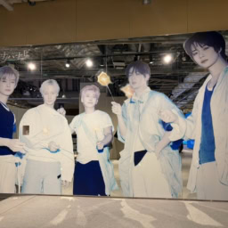 TOMORROW X TOGETHERのミラーウォール