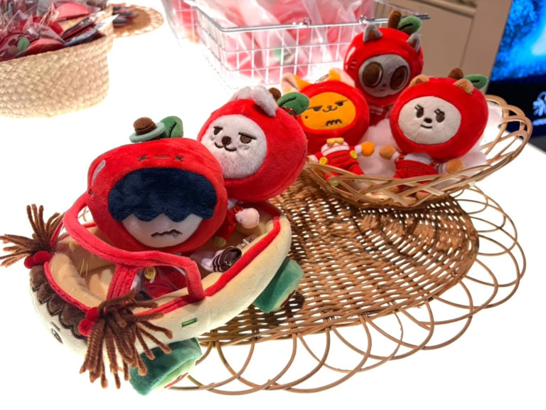 PLUSH KEYRING(APPLE Ver.)各¥3,400 PLUSH PPULVERSE ¥4,500