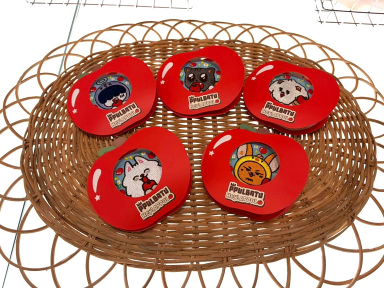 EMBROIDERY CAN BADGE 各¥1,300