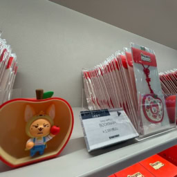 FIGURE（APPLE Ver.）各￥3,200 BOOKMARK　各￥1,500