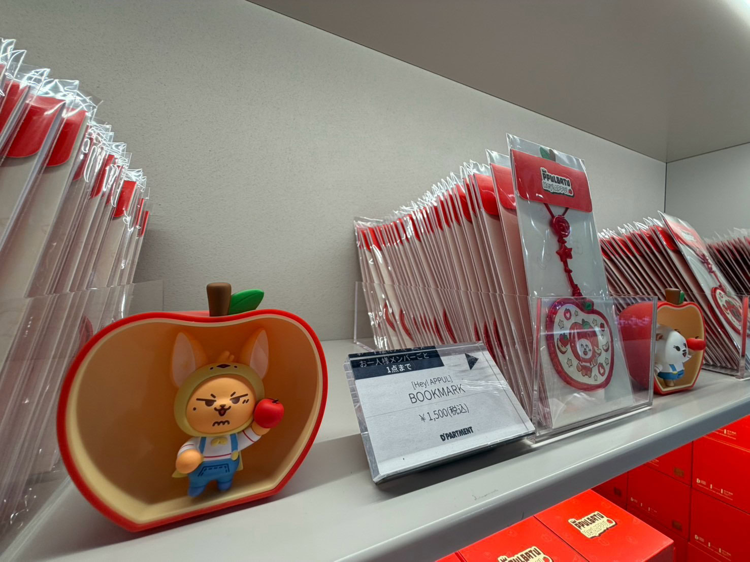 FIGURE（APPLE Ver.）各￥3,200 BOOKMARK　各￥1,500