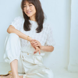 ニット¥14,850／ルージュ・ヴィフ アンナ（アバハウスインターナショナル オンラインストア）、パンツ¥34,100／ウィークエンド、サンダル¥15,400／ダイアナ（ダイアナ 銀座本店）、ブレスレット¥20,900、リング¥24,200／ともにワンエーアールバイウノアエレ（ウノアエレ ジャパン）