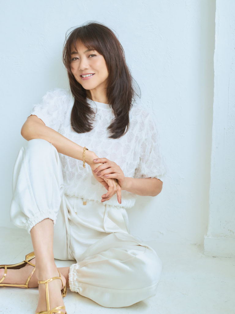 ニット¥14,850/ルージュ・ヴィフ アンナ(アバハウスインターナショナル オンラインストア)、パンツ¥34,100/ウィークエンド、サンダル¥15,400/ダイアナ(ダイアナ 銀座本店)、ブレスレット¥20,900、リング¥24,200/ともにワンエーアールバイウノアエレ(ウノアエレ ジャパン)