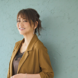 ウェービーヘアピン¥13,200／コレットマルーフ（ザ ヘア バー トウキョウ）、ジャケット¥12,100／ノミネ、キャミソール¥15,400／ルージュ・ヴィフ（ともにアバ ハウスインターナショナル  オンラインストア）、レギンスパンツ¥41,800／ジェイドット（ジェイドット 自由が丘八雲店）、バッグ ¥38,500／リンレザー、ピアス¥12,100、リング¥22,000／ともにワンエーアールバイウノアエレ（ウノアエレ ジャパン）、ブレスレット¥28,600／バー ジュエリー（エルディスト ショールーム）