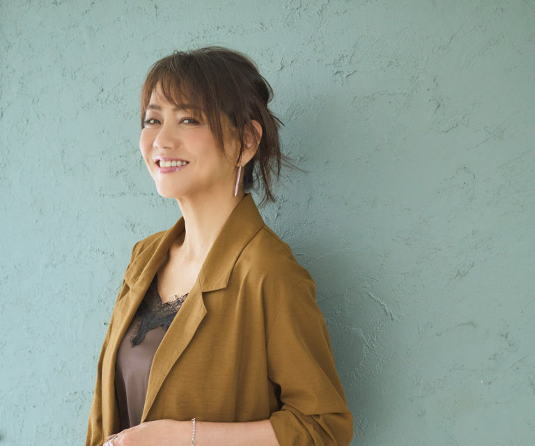 ウェービーヘアピン¥13,200/コレットマルーフ(ザ ヘア バー トウキョウ)、ジャケット¥12,100/ノミネ、キャミソール¥15,400/ルージュ・ヴィフ(ともにアバ ハウスインターナショナル オンラインストア)、レギンスパンツ¥41,800/ジェイドット(ジェイドット 自由が丘八雲店)、バッグ ¥38,500/リンレザー、ピアス¥12,100、リング¥22,000/ともにワンエーアールバイウノアエレ(ウノアエレ ジャパン)、ブレスレット¥28,600/バー ジュエリー(エルディスト ショールーム)