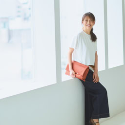 シルクタイ＆シュシュ¥13,200／ザ ヘア バー トウキョウ、Tシャツ¥13,200／フィルメランジェ、デニムパンツ¥42,900／ジェイドット（ジェイドット 自由が丘八雲店）、腰に巻いたスカーフ¥26,840／テラ（ティースクエア プレスルーム）、バッグ¥28,600／サムウエアステュディオ（エルディスト ショールーム）、靴¥14,850／ダイアナ（ダイアナ 銀座本店）、ピアス¥41,800／ウノアエレシルバーコレクション（ウノアエレ ジャパン）、リング¥23,100／アビステ