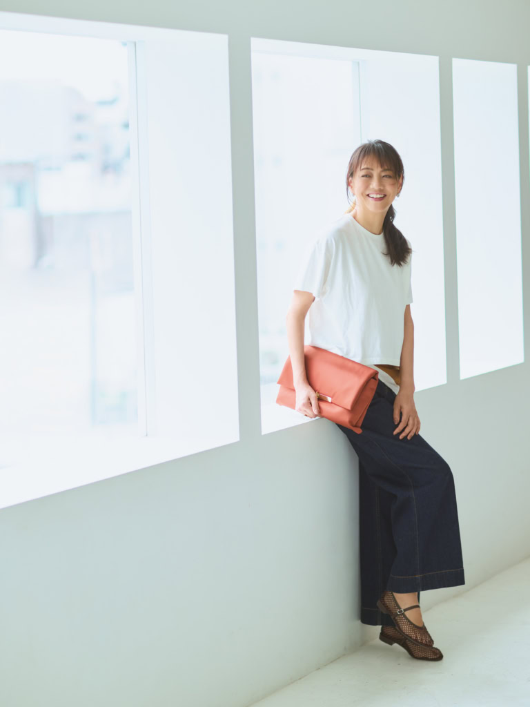 シルクタイ&シュシュ¥13,200/ザ ヘア バー トウキョウ、Tシャツ¥13,200/フィルメランジェ、デニムパンツ¥42,900/ジェイドット(ジェイドット 自由が丘八雲店)、腰に巻いたスカーフ¥26,840/テラ(ティースクエア プレスルーム)、バッグ¥28,600/サムウエアステュディオ(エルディスト ショールーム)、靴¥14,850/ダイアナ(ダイアナ 銀座本店)、ピアス¥41,800/ウノアエレシルバーコレクション(ウノアエレ ジャパン)、リング¥23,100/アビステ