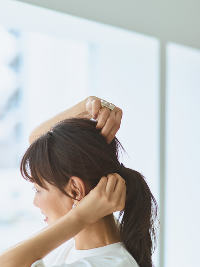 結んだ後、片手で結び目を軽く持ち、もう片方の手で髪をつまんで、3~4か所、上に少し引き出します。立体感が生まれることで、ボリューム感がアップし、地味見えも回避できます。