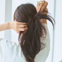 後ろ姿が貧相なポニーテールにならないように、結んだ先の部分をほぐし、動きを出します。マエノリレイヤーなら軽くほぐすだけできれいなシルエットに。