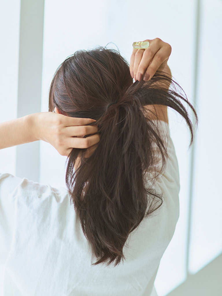 後ろ姿が貧相なポニーテールにならないように、結んだ先の部分をほぐし、動きを出します。マエノリレイヤーなら軽くほぐすだけできれいなシルエットに。