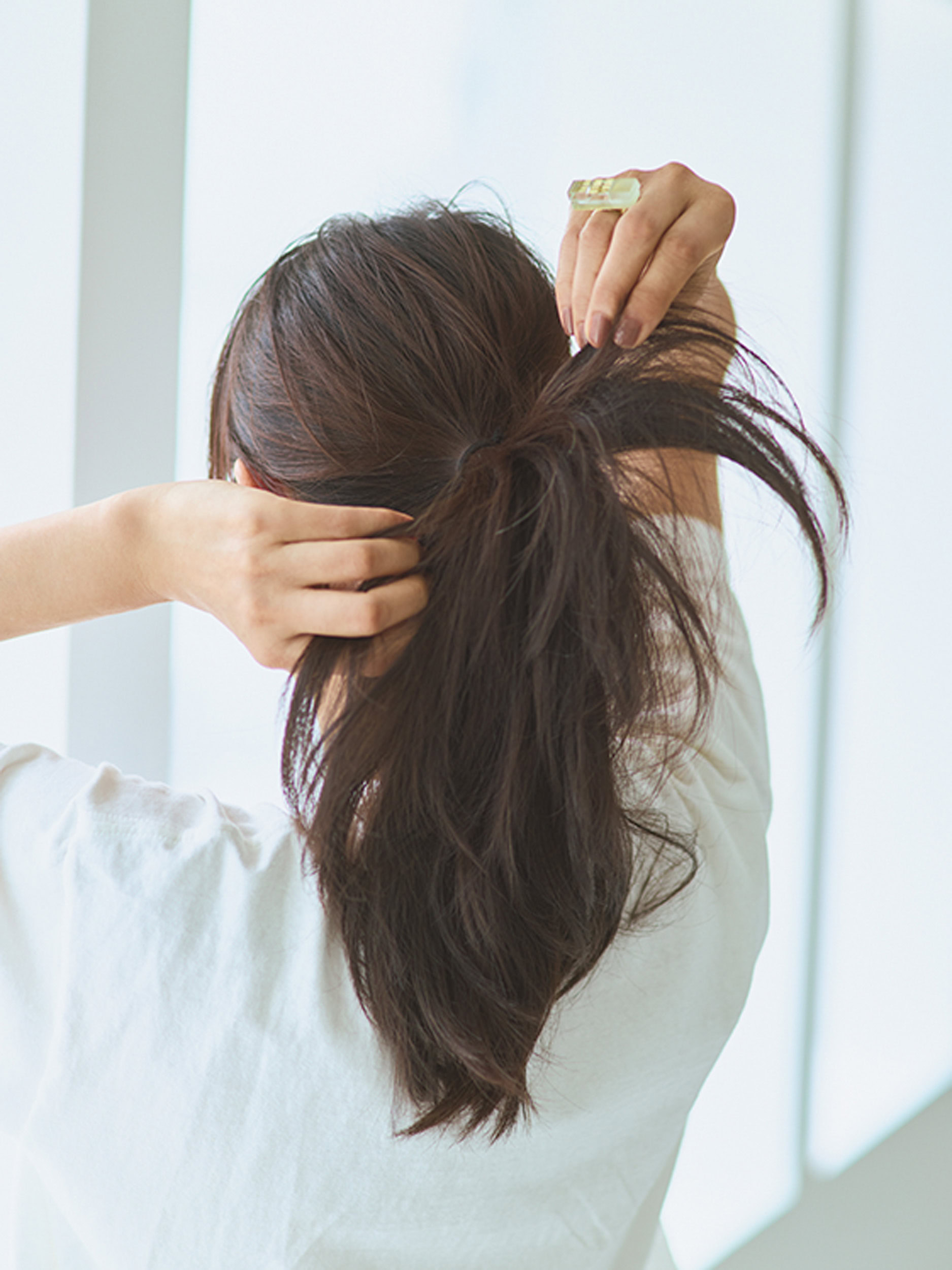 後ろ姿が貧相なポニーテールにならないように、結んだ先の部分をほぐし、動きを出します。マエノリレイヤーなら軽くほぐすだけできれいなシルエットに。