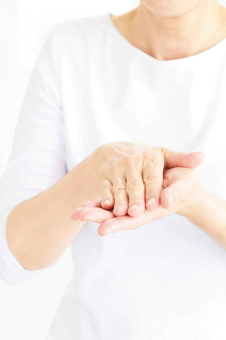 適量を手全体に薄くのばす。