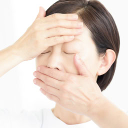 に顔を包み込んで、手から肌に移す感覚で。