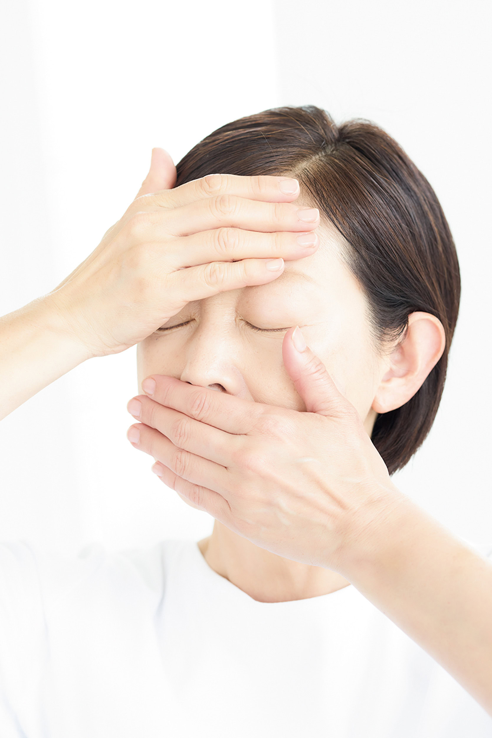 に顔を包み込んで、手から肌に移す感覚で。