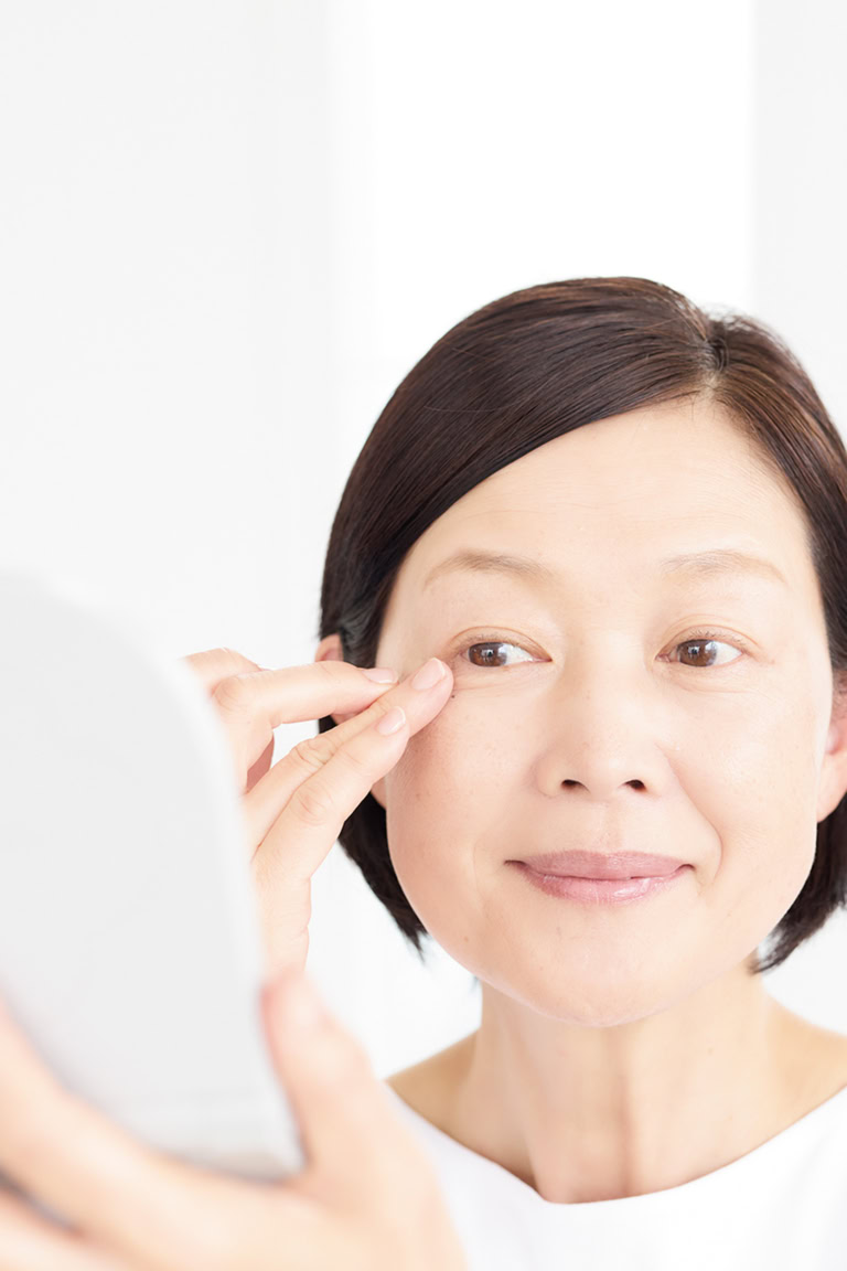 小鼻、目元など細部にきちんと塗れているか、また眉上にたまっていないかを拡大鏡で確認。