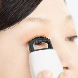ヨレ防止テク【4】まつ毛をホットビューラーで上向きに